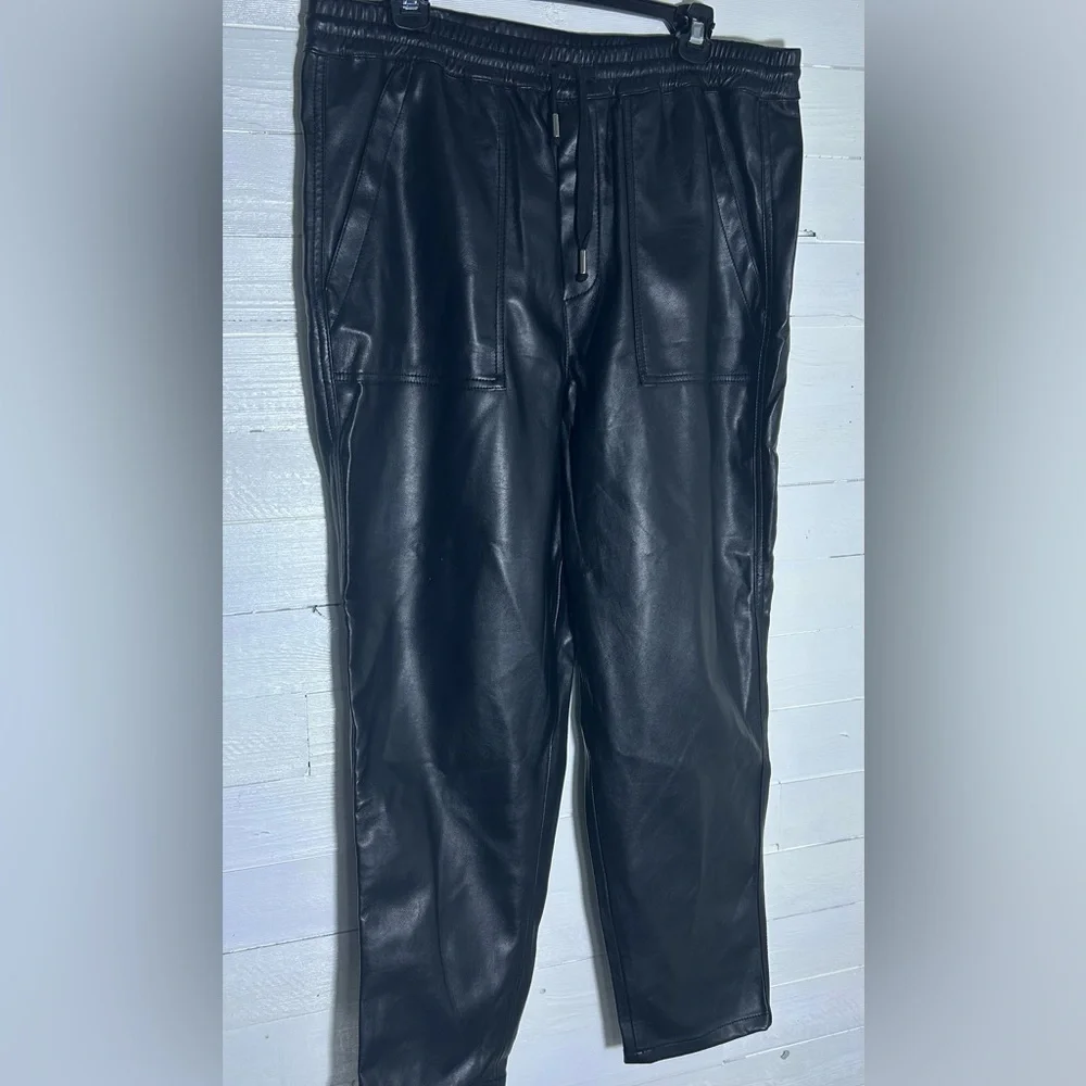 NWOT Blank NYC faux vegan leather cargo/utility style pants. Women’s 31 (12).
